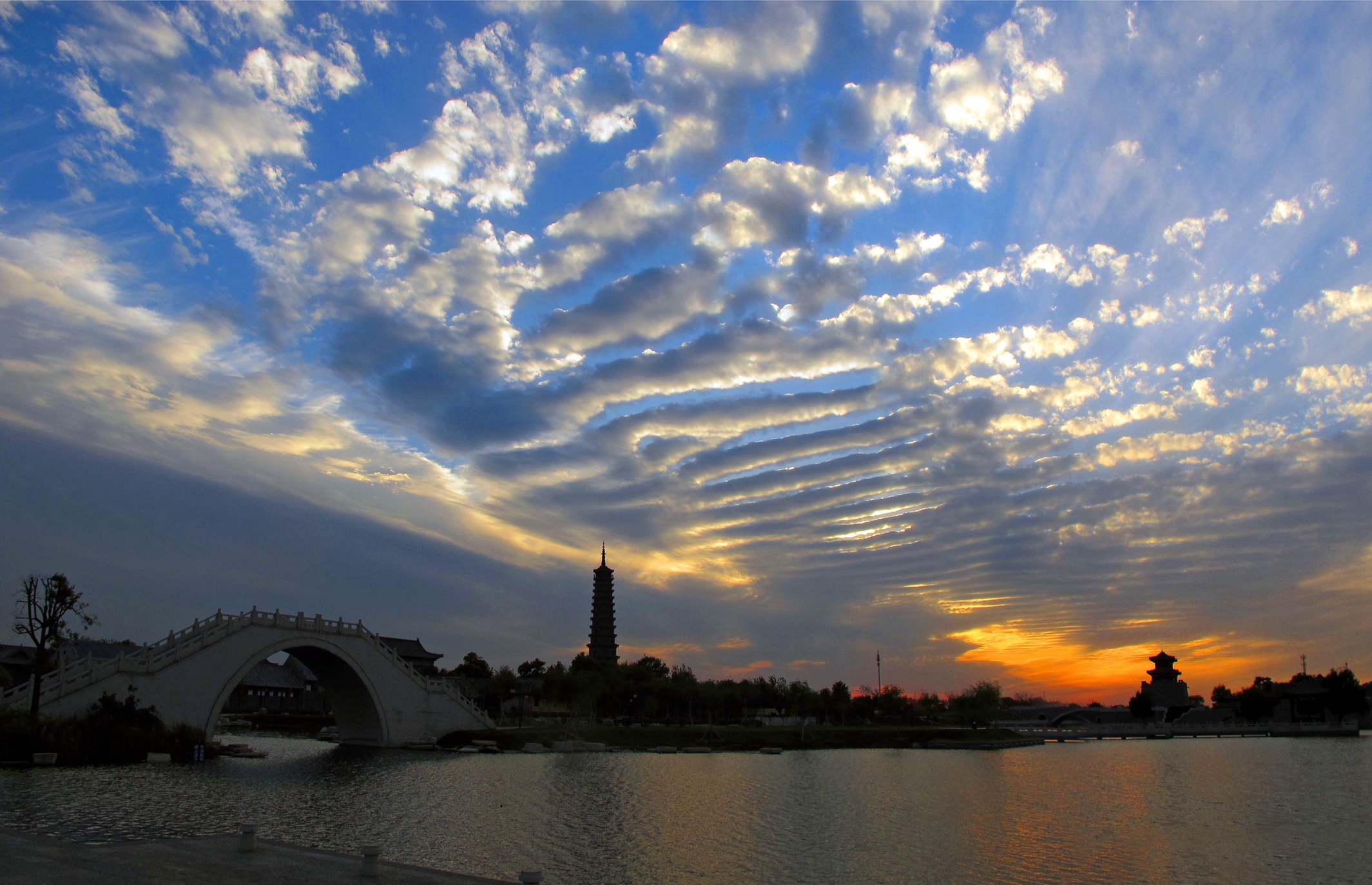 ������ۼ�����ƣ�����ʷ��ɣ�ĺ�������װ���Ѥ��...